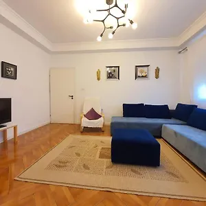 Noemi , Tirana Albanien